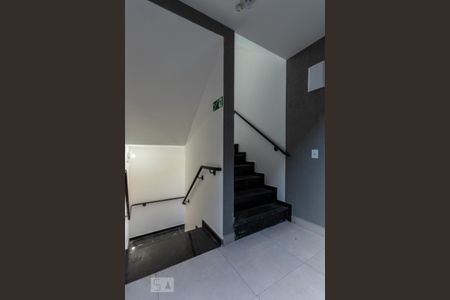 Apartamento para alugar com 60m², 2 quartos e 1 vagaEscada de acesso 