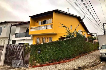 Casa à venda com 202m², 3 quartos e 3 vagas Casa à venda com 202m², 3 quartos e 3 vagasFachada