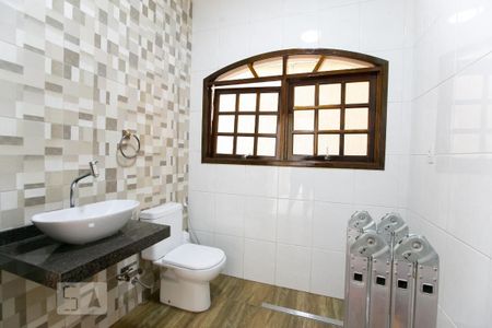 Casa para alugar com 332m², 5 quartos e 2 vagasBanheiro 