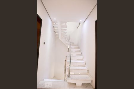 Casa para alugar com 332m², 5 quartos e 2 vagasEscada