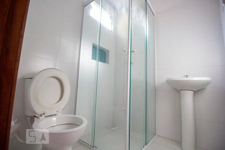 Banheiro de kitnet/studio para alugar com 1 quarto, 64m² em Carvoeira, Florianópolis