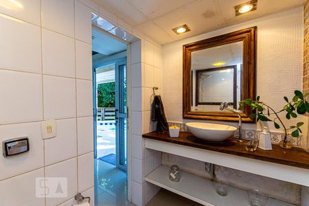 Banheiro de casa à venda com 3 quartos, 250m² em Cantagalo, Niterói