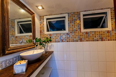 Banheiro de casa à venda com 3 quartos, 250m² em Cantagalo, Niterói