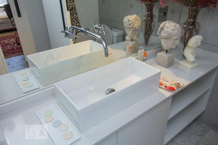 Apartamento à venda com 72m², 2 quartos e 1 vaga Apartamento à venda com 72m², 2 quartos e 1 vagaDetalhe Banheiro Corredor