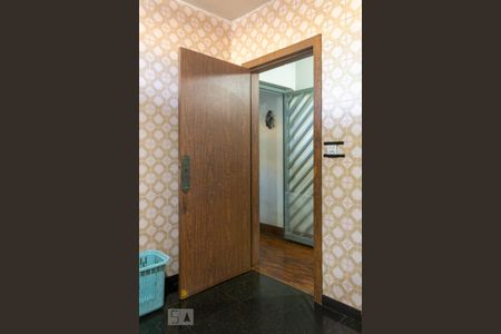 Casa à venda com 415m², 4 quartos e 4 vagas Casa à venda com 415m², 4 quartos e 4 vagasBanheiro