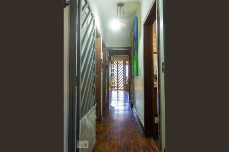 Casa à venda com 415m², 4 quartos e 4 vagas Casa à venda com 415m², 4 quartos e 4 vagasCorredor