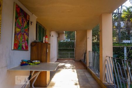 Casa à venda com 415m², 4 quartos e 4 vagas Casa à venda com 415m², 4 quartos e 4 vagasCorredor Externo