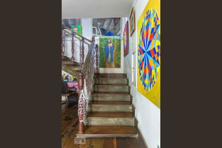 Casa à venda com 415m², 4 quartos e 4 vagas Casa à venda com 415m², 4 quartos e 4 vagasEscadas