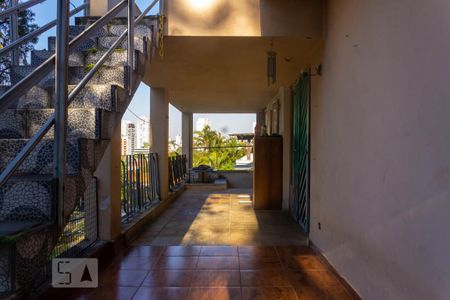 Casa à venda com 415m², 4 quartos e 4 vagas Casa à venda com 415m², 4 quartos e 4 vagasCorredor Externo