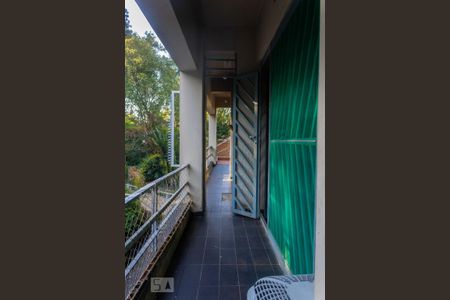 Casa à venda com 415m², 4 quartos e 4 vagas Casa à venda com 415m², 4 quartos e 4 vagasCorredor Externo