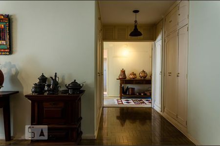 Corredor de apartamento à venda com 3 quartos, 167m² em Higienópolis, São Paulo