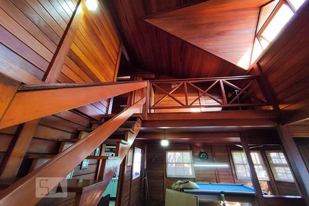 Casa à venda com 162m², 3 quartos e 3 vagas Casa à venda com 162m², 3 quartos e 3 vagasEscada