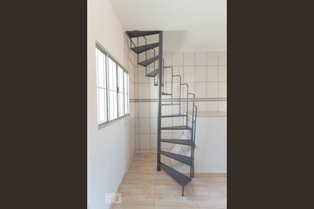 Casa para alugar com 40m², 1 quarto e 1 vagaEscada de acesso à Suíte