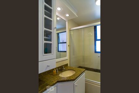 Apartamento à venda com 105m², 3 quartos e 2 vagasBanheiro da suíte