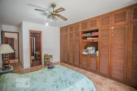 Casa à venda com 243m², 3 quartos e 6 vagasSuíte - Armarios