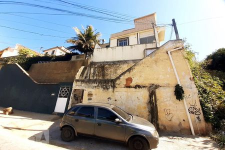 Casa à venda com 140m², 3 quartos e sem vaga Casa à venda com 140m², 3 quartos e sem vagaFachada