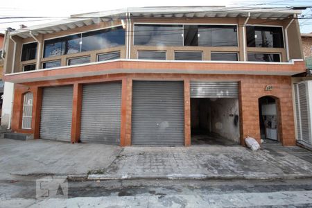 Casa para alugar com 250m², 3 quartos e 4 vagas Casa para alugar com 250m², 3 quartos e 4 vagasFachada