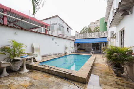 Casa à venda com 360m², 3 quartos e 2 vagas Casa à venda com 360m², 3 quartos e 2 vagasPiscina