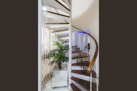 Casa à venda com 360m², 3 quartos e 2 vagas Casa à venda com 360m², 3 quartos e 2 vagasEscada - Segundo Andar