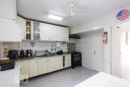 Casa à venda com 360m², 3 quartos e 2 vagas Casa à venda com 360m², 3 quartos e 2 vagasCozinha e Copa