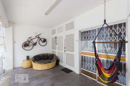 Casa à venda com 360m², 3 quartos e 2 vagas Casa à venda com 360m², 3 quartos e 2 vagasÁrea Externa
