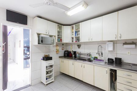 Casa à venda com 360m², 3 quartos e 2 vagas Casa à venda com 360m², 3 quartos e 2 vagasCozinha e Copa