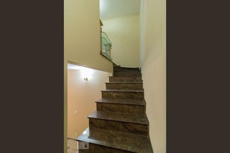 Casa à venda com 100m², 3 quartos e 4 vagasEscada - Segundo Pavimento