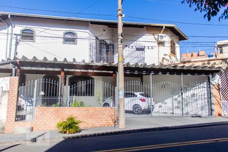 Casa à venda com 141m², 3 quartos e 3 vagas Casa à venda com 141m², 3 quartos e 3 vagasFachada