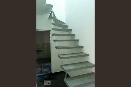 Escada de casa para alugar com 3 quartos, 95m² em Jardim Vila Formosa, São Paulo