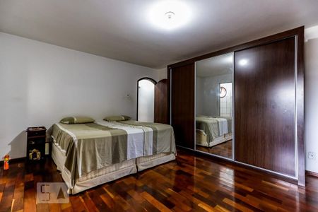 Casa à venda com 240m², 3 quartos e 4 vagasSuíte