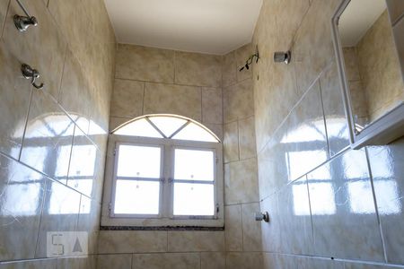 Banheiro de kitnet/studio para alugar com 1 quarto, 49m² em Campo Grande, Rio de Janeiro