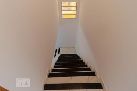 Escada de casa para alugar com 2 quartos, 120m² em Cidade Universitária, Campinas