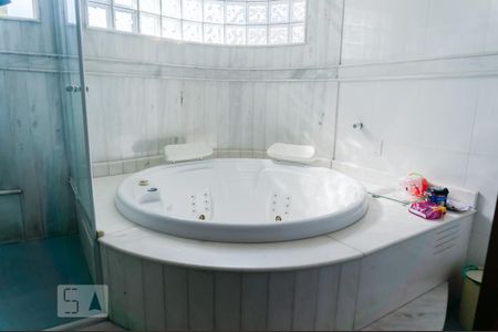 Casa à venda com 230m², 3 quartos e 3 vagasBanheiro da Suíte