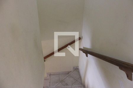 Casa para alugar com 95m², 3 quartos e 2 vagasEscada para sala/quartos