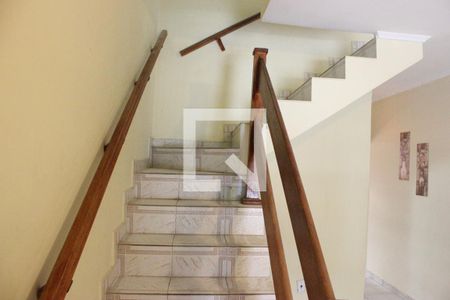 Casa para alugar com 95m², 3 quartos e 2 vagasEscada para sala/quartos