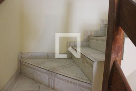 Casa para alugar com 95m², 3 quartos e 2 vagasEscada para sala/quartos