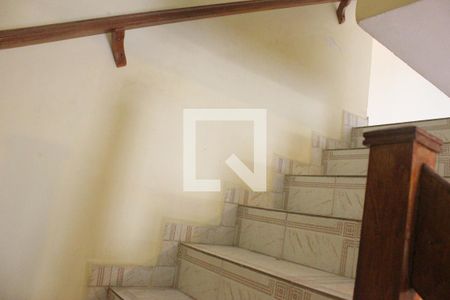 Casa para alugar com 95m², 3 quartos e 2 vagasEscada para sala/quartos