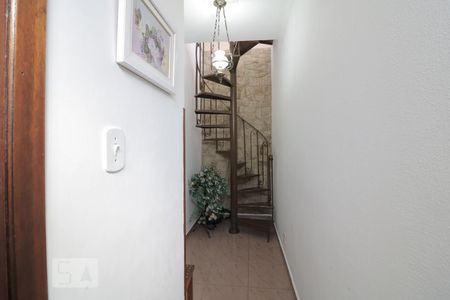 Casa para alugar com 220m², 2 quartos e 1 vagaEscada de acesso a area de serviço