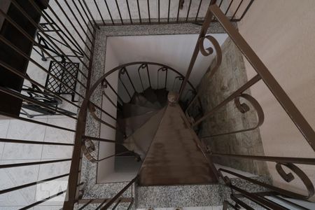 Casa para alugar com 220m², 2 quartos e 1 vagaEscada de acesso a area de serviço