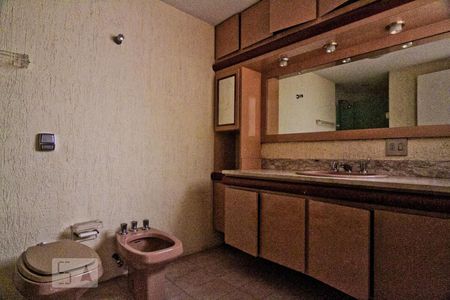 Apartamento à venda com 354m², 5 quartos e 4 vagasBanheiro da Suíte 2