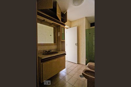 Apartamento à venda com 354m², 5 quartos e 4 vagasBanheiro da Suíte 1