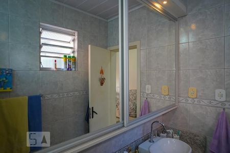 Banheiro - sala 1 de casa à venda com 3 quartos, 330m² em Passo da Areia, Porto Alegre