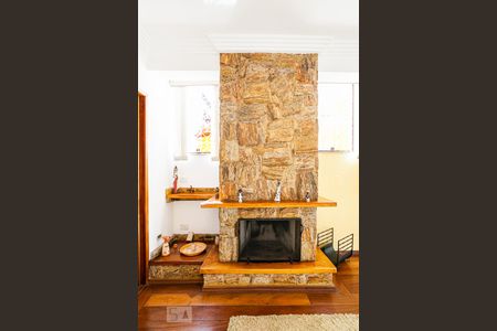 Casa à venda com 254m², 3 quartos e 3 vagas Casa à venda com 254m², 3 quartos e 3 vagasSala com Lareira