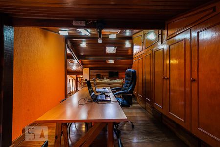 Casa à venda com 254m², 3 quartos e 3 vagas Casa à venda com 254m², 3 quartos e 3 vagasEscritório 2