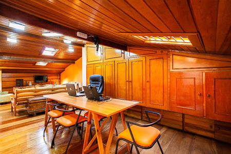 Casa à venda com 254m², 3 quartos e 3 vagas Casa à venda com 254m², 3 quartos e 3 vagasEscritório 2