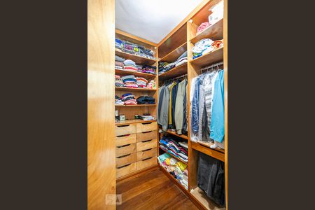 Casa à venda com 254m², 3 quartos e 3 vagas Casa à venda com 254m², 3 quartos e 3 vagasCloset da Suíte Master