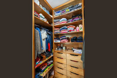 Casa à venda com 254m², 3 quartos e 3 vagas Casa à venda com 254m², 3 quartos e 3 vagasCloset da Suíte Master