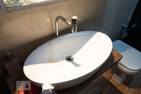 Casa para alugar com 392m², 6 quartos e 5 vagas Casa para alugar com 392m², 6 quartos e 5 vagasBanheiro casa dos fundos