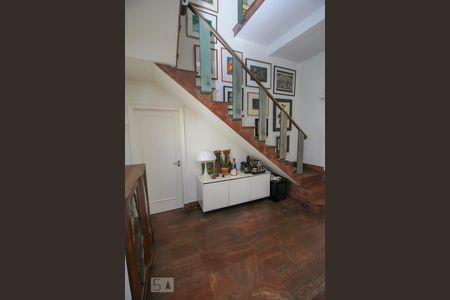 Casa para alugar com 200m², 3 quartos e 1 vaga Casa para alugar com 200m², 3 quartos e 1 vagaHall social