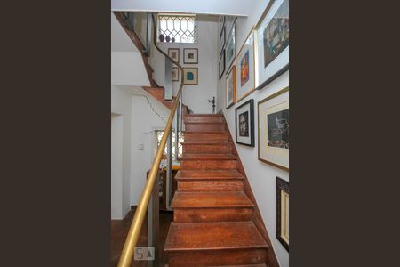 Casa para alugar com 200m², 3 quartos e 1 vaga Casa para alugar com 200m², 3 quartos e 1 vagaEscada